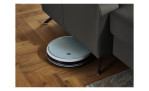 Detailfoto von der Höhe des Sofas mit einem Staubsaugroboter