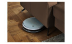 Detailfoto von der Höhe des Sofas mit einem Staubsaugroboter