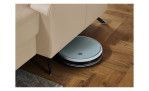 Detailfoto von der Höhe des Sofas mit einem Staubsaugroboter