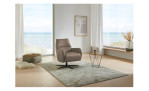 Komfort-Relaxsessel plano|FORM Tivoli, in der Farbausführung Stone, in einem Raum stehend