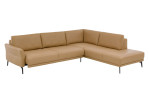 Komfort-Ecksofa plano|FORM Formello, in der Farbausführung Honey, Schrägansicht mit Sitzvorzug