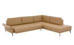 Komfort-Ecksofa plano|FORM Formello, in der Farbausführung Honey, Schrägansicht mit Sitzvorzug und klappbarer Armlehne