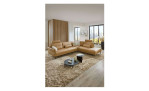 Komfort-Ecksofa plano|FORM Formello, in der Farbausführung Honey, in einem Raum stehend