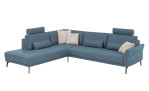 Komfort-Ecksofa plano|FORM Formello, in der Farbausführung Ocean, mit Kissen und Kopfstützen