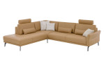 Komfort-Ecksofa plano|FORM Formello, in der Farbausführung Honey, mit Kissen und Kopfstützen