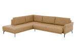 Komfort-Ecksofa plano|FORM Formello, in der Farbausführung Honey, Schrägansicht mit Sitzvorzug