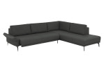 Komfort-Ecksofa plano|FORM Formello, in der Farbausführung Anthrazit, Schrägansicht mit Sitzvorzug und klappbarer Armlehne