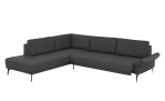 Komfort-Ecksofa plano|FORM Formello, in der Farbausführung Anthrazit, Schrägansicht mit Sitzvorzug und klappbarer Armlehne