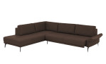 Komfort-Ecksofa plano|FORM Formello, in der Farbausführung Braun, Schrägansicht mit Sitzvorzug und klappbarer Armlehne
