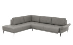 Komfort-Ecksofa plano|FORM Formello, in der Farbausführung Grau, Schrägansicht mit Sitzvorzug und klappbarer Armlehne