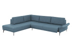 Komfort-Ecksofa plano|FORM Formello, in der Farbausführung Ocean, Schrägansicht mit Sitzvorzug und klappbarer Armlehne