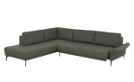 Komfort-Ecksofa plano|FORM Formello, in der Farbausführung Grün, Schrägansicht mit Sitzvorzug und klappbarer Armlehne