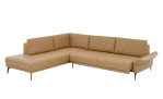 Komfort-Ecksofa plano|FORM Formello, in der Farbausführung Honey, Schrägansicht mit Sitzvorzug und klappbarer Armlehne