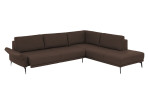 Komfort-Ecksofa plano|FORM Formello, in der Farbausführung Braun, Schrägansicht mit Sitzvorzug und klappbarer Armlehne