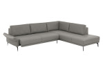 Komfort-Ecksofa plano|FORM Formello, in der Farbausführung Grau, Schrägansicht mit Sitzvorzug und klappbarer Armlehne