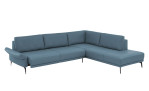 Komfort-Ecksofa plano|FORM Formello, in der Farbausführung Ocean, Schrägansicht mit Sitzvorzug und klappbarer Armlehne