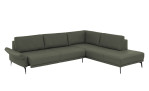 Komfort-Ecksofa plano|FORM Formello, in der Farbausführung Grün, Schrägansicht mit Sitzvorzug und klappbarer Armlehne