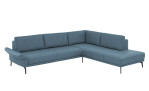 Komfort-Ecksofa plano|FORM Formello, in der Farbausführung Ocean, mit klappbarer Armlehne 