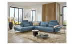 Komfort-Ecksofa plano|FORM Formello, in der Farbausführung Ocean, in einem Raum stehend mit der klappbaren Armlehne und mit Kissen und Kopfstütze