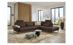 Komfort-Ecksofa plano|FORM Formello, in der Farbausführung Braun, in einem Raum stehend mit der klappbaren Armlehne und mit Kissen und Kopfstütze