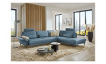 Komfort-Ecksofa plano|FORM Formello, in der Farbausführung Ocean, in einem Raum stehend mit der klappbaren Armlehne und mit Kissen und Kopfstütze