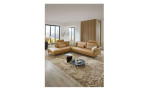 Komfort-Ecksofa plano|FORM Formello, in der Farbausführung Honey, in einem Raum stehend