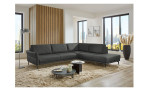Komfort-Ecksofa plano|FORM Formello, in der Farbausführung Anthrazit, in einem Raum stehend 