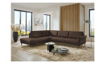 Komfort-Ecksofa plano|FORM Formello, in der Farbausführung Braun, in einem Raum stehend 