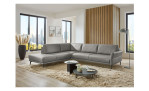 Komfort-Ecksofa plano|FORM Formello, in der Farbausführung Grau, in einem Raum stehend 