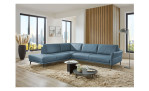 Komfort-Ecksofa plano|FORM Formello, in der Farbausführung Ocean, in einem Raum stehend 