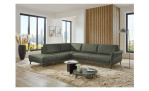 Komfort-Ecksofa plano|FORM Formello, in der Farbausführung Grün, in einem Raum stehend 