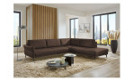 Komfort-Ecksofa plano|FORM Formello, in der Farbausführung Braun, in einem Raum stehend 
