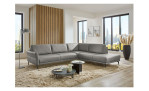 Komfort-Ecksofa plano|FORM Formello, in der Farbausführung Grau, in einem Raum stehend 
