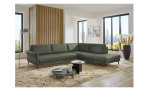 Komfort-Ecksofa plano|FORM Formello, in der Farbausführung Grün, in einem Raum stehend 