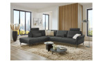 Komfort-Ecksofa plano|FORM Formello, in der Farbausführung Anthrazit, in einem Raum stehend