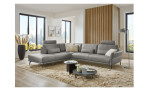 Komfort-Ecksofa plano|FORM Formello, in der Farbausführung Grau, in einem Raum stehend