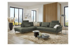 Komfort-Ecksofa plano|FORM Formello, in der Farbausführung Grün, in einem Raum stehend