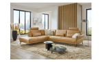 Komfort-Ecksofa plano|FORM Formello, in der Farbausführung Honey, in einem Raum stehend
