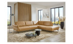 Basis-Ecksofa plano|FORM Formello,in der Fatbausführung Honey, in einem Raum stehend