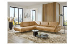 Basis-Ecksofa plano|FORM Formello,in der Fatbausführung Honey, in einem Raum stehend