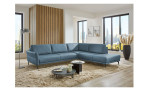 Basis-Ecksofa plano|FORM Formello,in der Fatbausführung Ocean, in einem Raum stehend