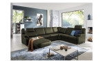 Komfort-Wohnlandschaft plano|FORM Tyler, in der Farbausführung Olive, in einem Raum stehend mit der Relaxfunktion im Rücken, rechts