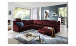 Komfort-Wohnlandschaft plano|FORM Tyler, in der Farbausführung Rot, in einem Raum stehend mit der Relaxfunktion im Rücken, rechts