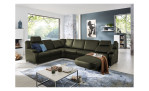 Komfort-Wohnlandschaft plano|FORM Tyler, in der Farbausführung Olive, in einem Raum stehend mit der Relaxfunktion im Rücken, rechts