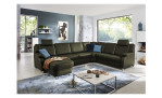 Komfort-Wohnlandschaft plano|FORM Tyler, in der Farbausführung Olive, in einem Raum stehend 