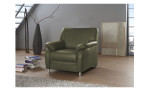Sessel plano|FORM Tyler, in der Farbausführung Olive, in einem Raum stehend