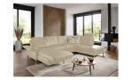 Komfort-Wohnlandschaft plano|FORM Lirio, in der Farbalternative Beige, in einem Raum stehend mit der Relaxfunktion bei der Ottomane