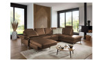 Komfort-Wohnlandschaft plano|FORM Lirio, in der Farbalternative Macciato, in einem Raum stehend mit der Relaxfunktion bei der Ottomane