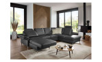 Komfort-Wohnlandschaft plano|FORM Lirio, in der Farbalternative Anthrazit, in einem Raum stehend mit der Relaxfunktion bei der Ottomane