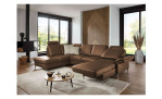 Komfort-Wohnlandschaft plano|FORM Lirio, in der Farbalternative Macciato, in einem Raum stehend mit der Relaxfunktion bei der Ottomane